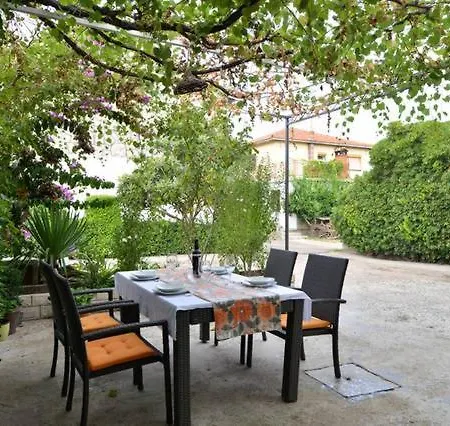 Modern Milatic * Jelsa (Hvar)